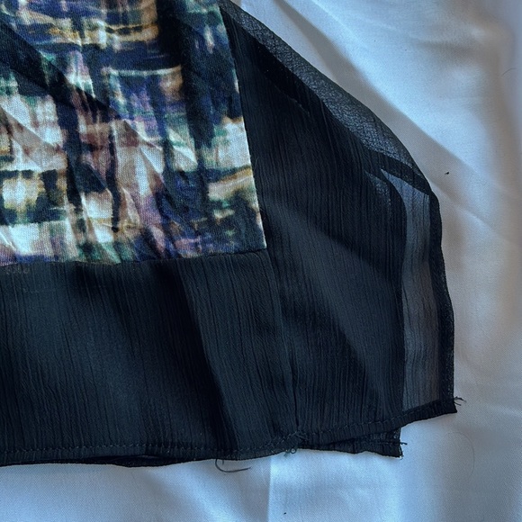 Black patterned Simply Vera petite top. - Picture 3 of 5